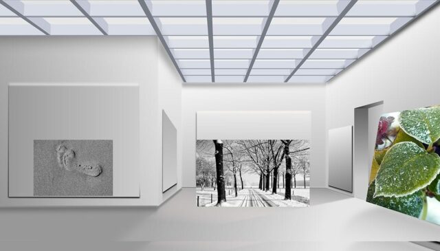 Ausstellungsraum mit ausgestellten Fotos