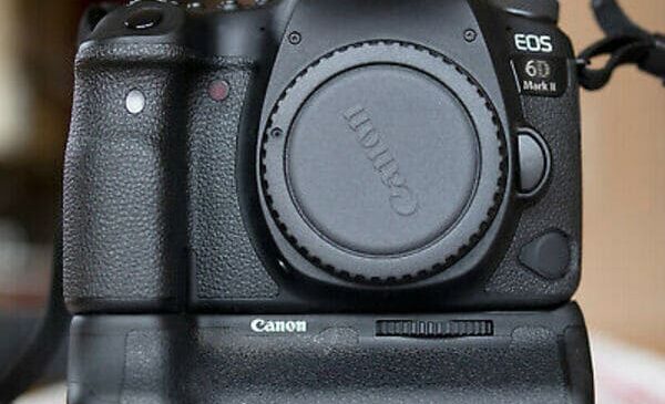Canon EOS 6D Mark II mit angebautem Batteriegriff für Kameras