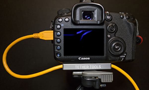 Rückseite einer Canon DSLR mit angeschlossenem Tethered Shooting Kabel