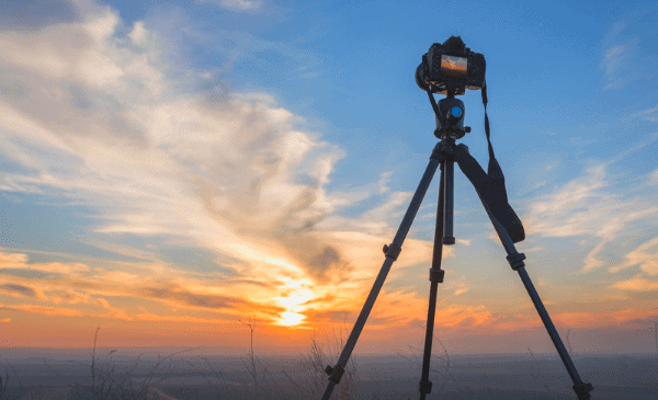 Kamera auf einem Stativ um einen Sonnenuntergang zu fotografieren
