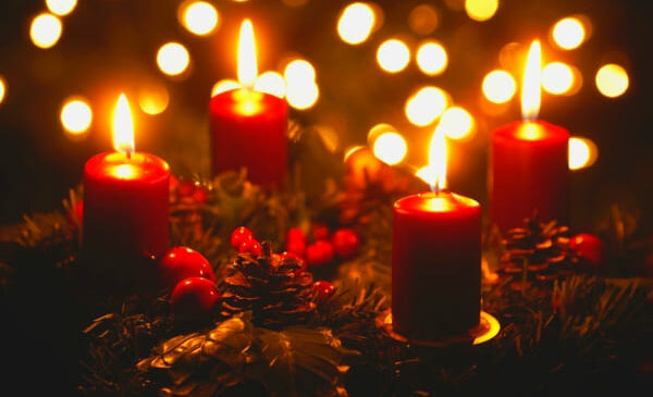 Adventskranz mit brennenden Kerzen als Featured Image für den Artikel Stimmungsvolle Bilder zu Weihnachten
