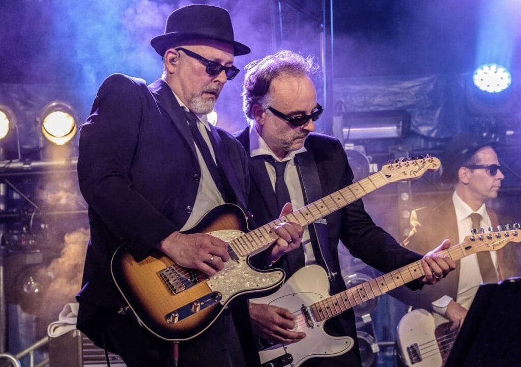 About me 6 Die 2 Gitarristen der Band Bluus Bremers während eines Konzerts