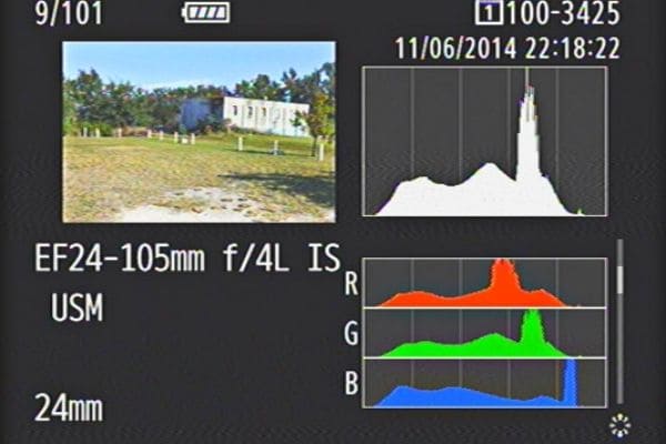 Histogramm eines Fotos aufgeteilt in Schwarz-Weiss- und RGB-Histogramm