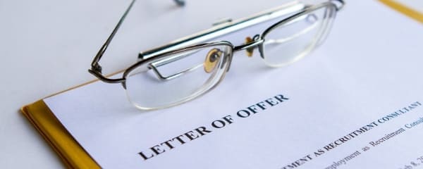 About me 7 Weisses Blatt Papier mit englischsprachigen Schriftzug "Letter of Offer"