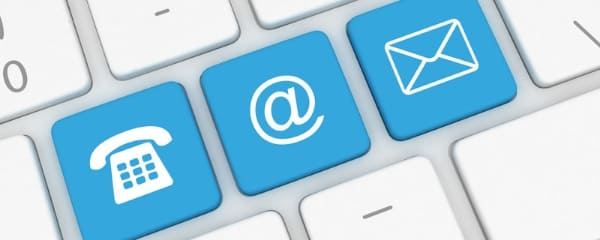 About me 4 Teil einer Computer-Tastatur mit weißen Symbolen auf blauem Grund zur Kontaktaufnahme per Telefon, eMail und Brief