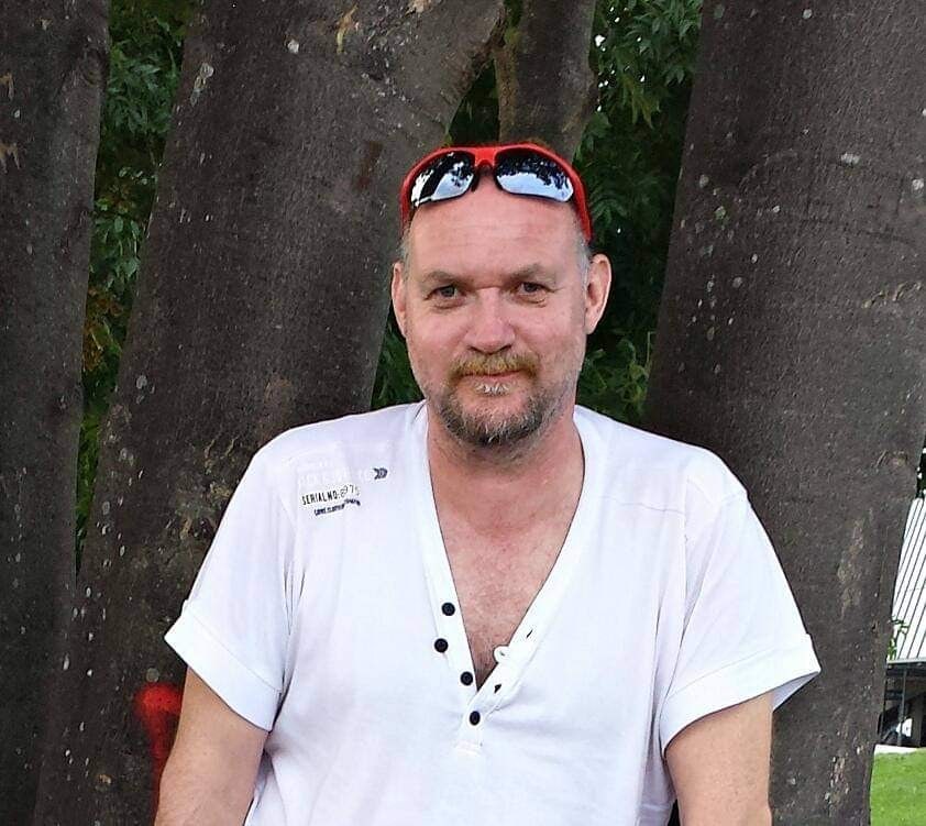 About me 1 Halbportrait des Fotografen Rolf Hackemann mit roter Sonnenbrille und weissem T-Shirt