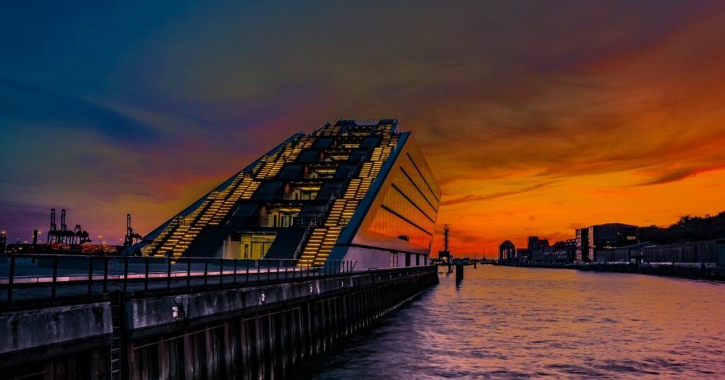 Dockland Office Building in Hamburg im Sonnenuntergang als Ergebnis der Fotoplanung in 2 Schritten von RoHa Arts Fotografie